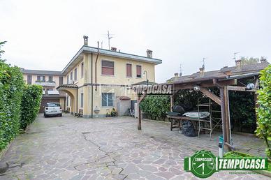 3 LOCALI AL PIANO TERRA CON AMPIO SPAZIO ESTERNO