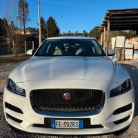 Jaguar F-PACE R 