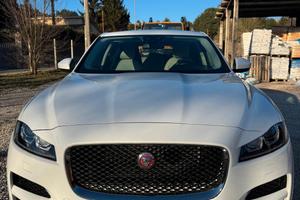 Jaguar F-PACE R 