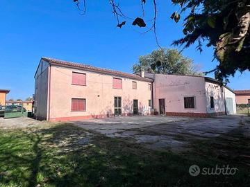 Rustico / Casale di 323 m² con più di 5 locali e b