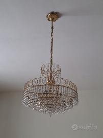 Lampadario in ottone e cristalli anni 80 .  