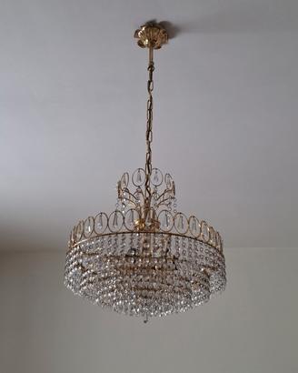 Lampadario in ottone e cristalli anni 80 .  