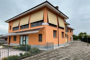 Bifamiliare con locale multiuso