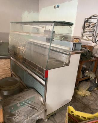 Attrezzatura di lavoro, vetrina frigo. per salumi.