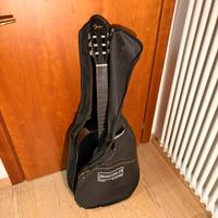 Chitarra classica nera con custodia marca faby
