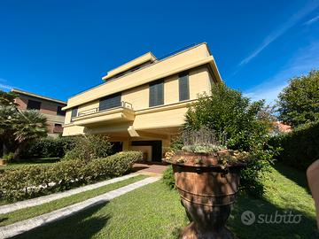 Villa unifamiliare con ampio giardino su 4 lati