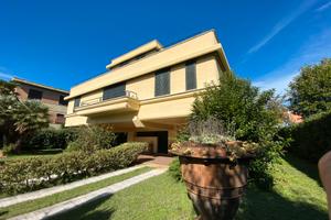 Villa unifamiliare con ampio giardino su 4 lati