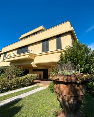 Villa unifamiliare con ampio giardino su 4 lati