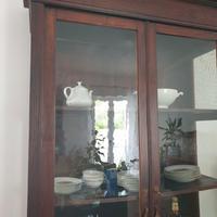 Credenza antica e tavolo moderno con sei sedie