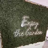 Quadro muschio stabilizzato e scritta neon "Enjoy