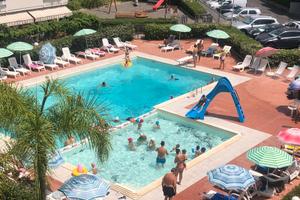 2v centrale lungomare 2piscine+p.auto. 5letti