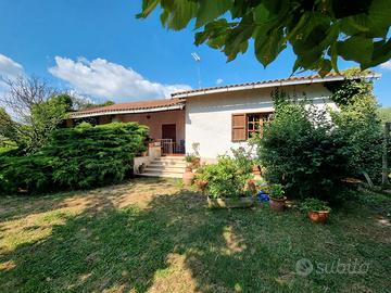 Immerso nel verde villino di campagna