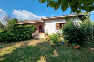 Immerso nel verde villino di campagna