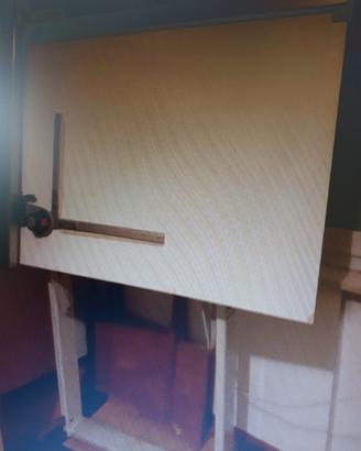 tavolo da disegno con tecnigrafo