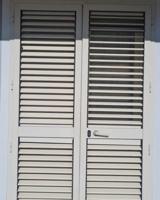 porta in alluminio a due ante con persiana