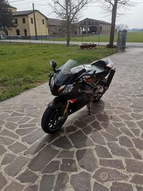 Aprilia rsv 1000 r factory 