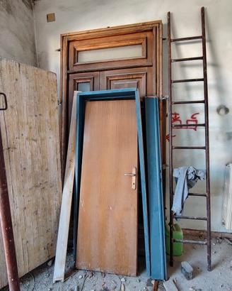 PORTONE IN LEGNO E PORTE INTERNE IN LEGNO