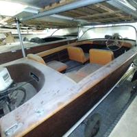 MOTOSCAFO IN LEGNO CON MOTORE NON FUNZIONANTE