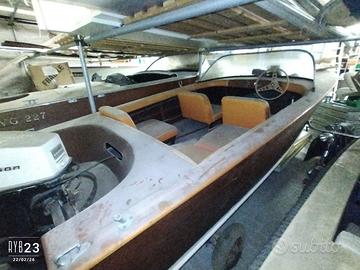 MOTOSCAFO IN LEGNO CON MOTORE NON FUNZIONANTE