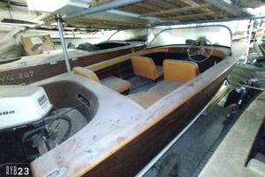 MOTOSCAFO IN LEGNO CON MOTORE NON FUNZIONANTE