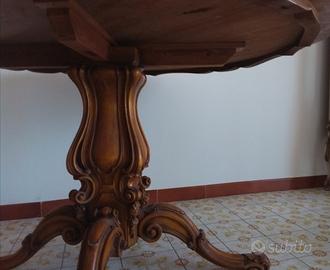 Tavolo di noce intarsiato con piano di marmo