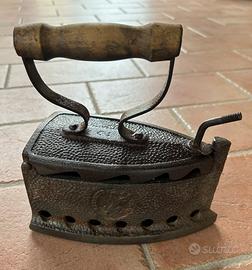 Ferro da stiro a carbone .