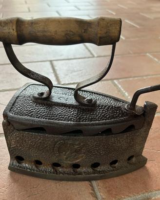 Ferro da stiro a carbone .