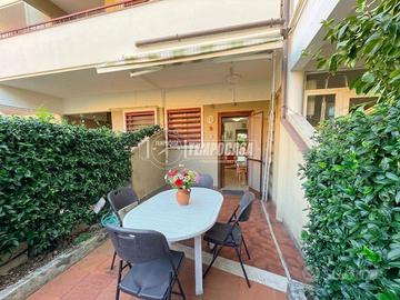 BILOCALE CON DOPPIO GIARDINO PRIVATO E INGRESSI IN