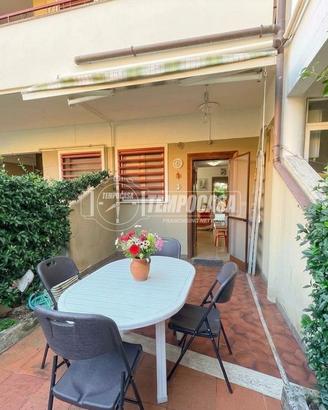 BILOCALE CON DOPPIO GIARDINO PRIVATO E INGRESSI IN