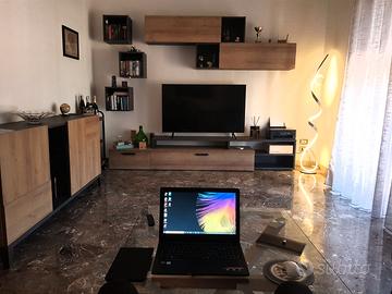 parete attrezzata con madia e tavolino