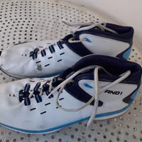 Scarpe varie di pallavolisti professionisti