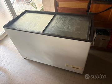 Congelatore a pozzetto grande – 130x80 cm