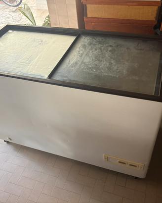 Congelatore a pozzetto grande – 130x80 cm