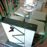 Tavolo in cristallo con piedi in marmo
