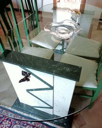Tavolo in cristallo con piedi in marmo
