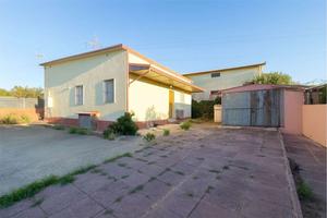 Casa indipendente con giardino su quattro lati