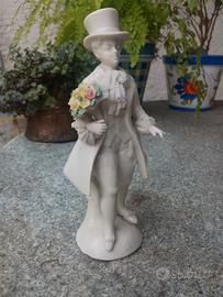 Statuina bianca di gentiluomo Capodimonte
