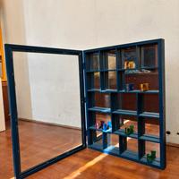 Vetrinetta con interno a specchio in legno blu.