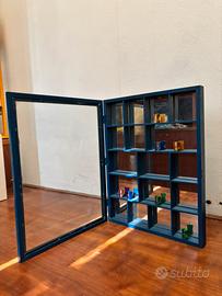 Vetrinetta con interno a specchio in legno blu.