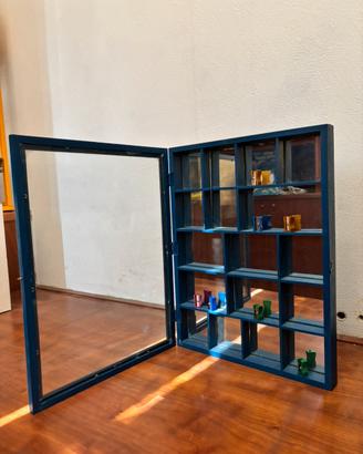 Vetrinetta con interno a specchio in legno blu.