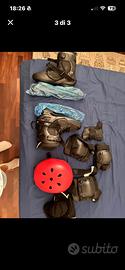 Pattini a uno con protezioni e casco