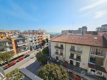 Ampio in centro con vista mare e 4 p.letto