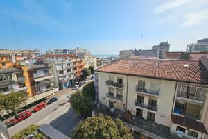 Ampio in centro con vista mare e 4 p.letto