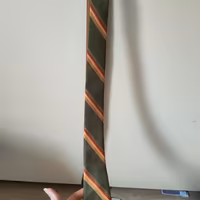 cravatta verde rossa e gialla in acetato cama