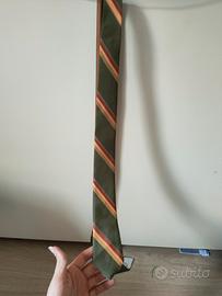 cravatta verde rossa e gialla in acetato cama