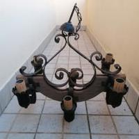 Lampadario in legno e ferro battuto