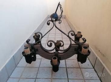 Lampadario in legno e ferro battuto