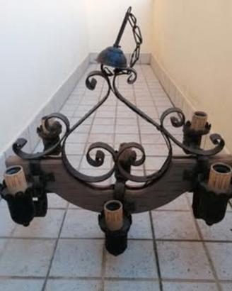 Lampadario in legno e ferro battuto
