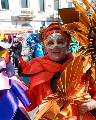 Stock 45 Costumi Carnevale - Gruppo Mascherato