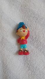 Pinocchio con mano in testa in resina